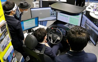 大型実機前 商談の様子