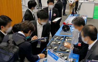 大型実機前 商談の様子
