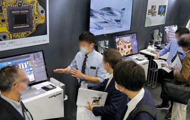 大型実機前 商談の様子