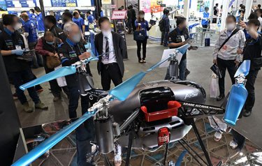 大型実機前 商談の様子
