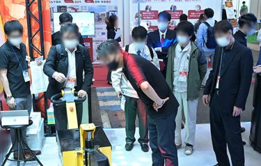 複数座り 商談の様子